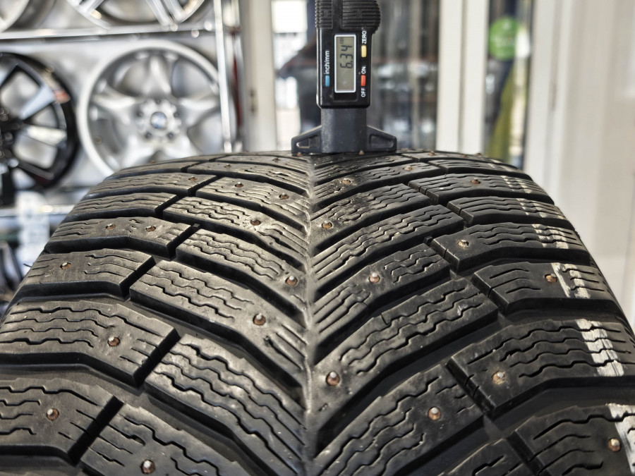 Шина Б/У 255/35 R19 Зима Шипы  MICHELIN X-Ice North-4 Кат. 2