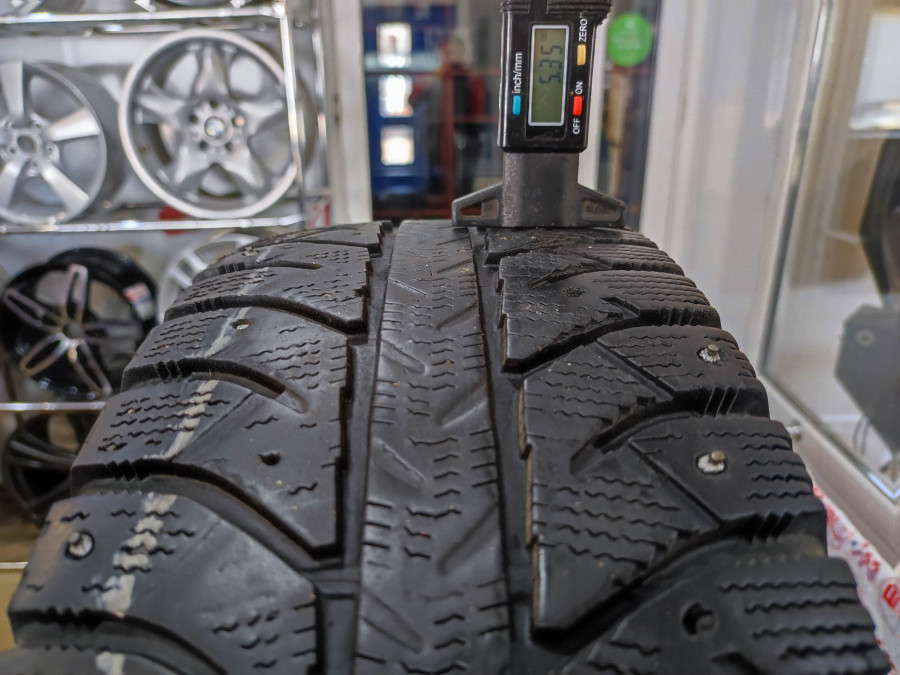 Шина Б/У 175/70 R14 Зима Шипы  Bridgestone Ice Cruiser 7000S Кат. 4