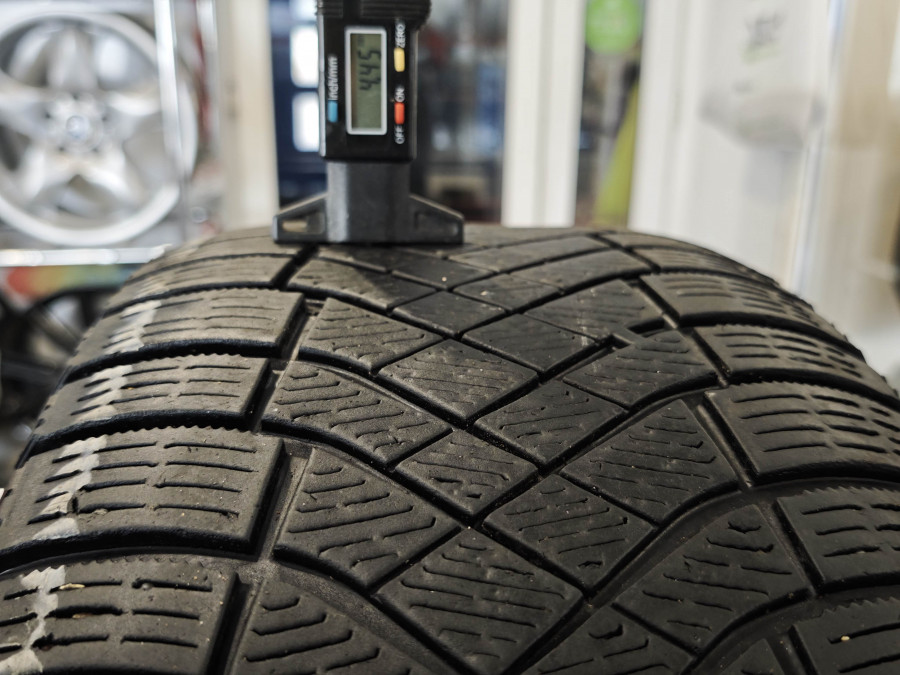 Шина Б/У 235/55 R17 Зима Pirelli Ice Zero FR Кат. 5
