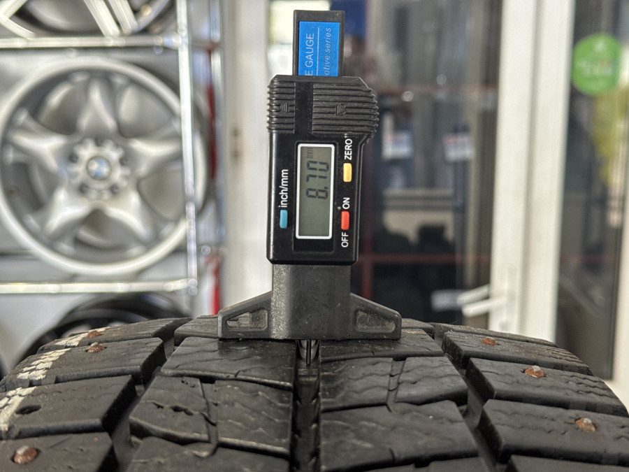Шина Б/У 215/65 R15C Зима Шипы  Continental VanContact Ice Кат. 3