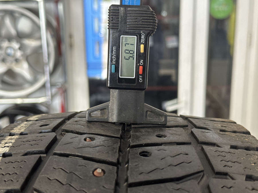Шина Б/У 215/65 R15C Зима Шипы  Continental VanContact Ice Кат. 5