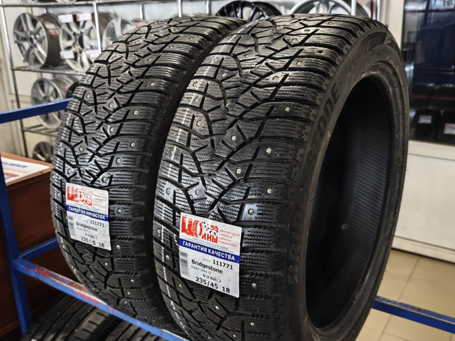 Шина Б/У 235/45 R18 Зима Шипы  Bridgestone Blizzak Spike-02 Кат. 2