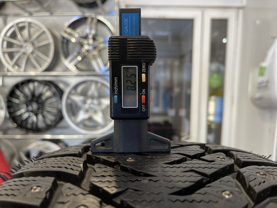 Б/У 235/45 R18 Зима Шипы  LingLong GreenMax Winter Grip 2 Кат. 2