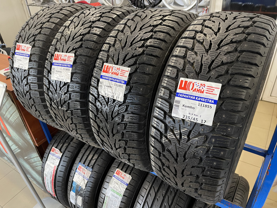 Шина Б/У 235/45 R17 Зима Шипы  Kumho WI-32 Кат. 2