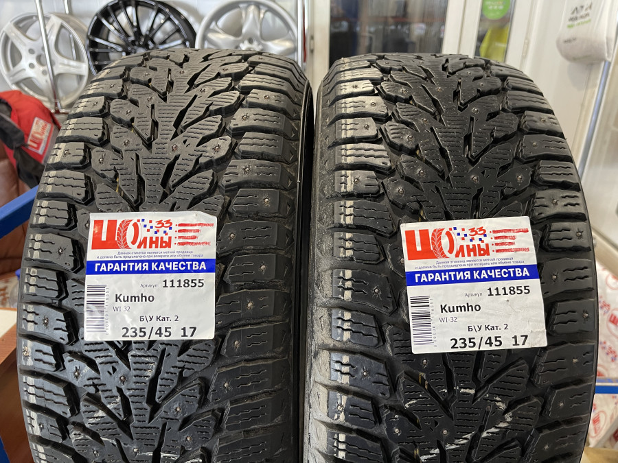 Шина Б/У 235/45 R17 Зима Шипы  Kumho WI-32 Кат. 2