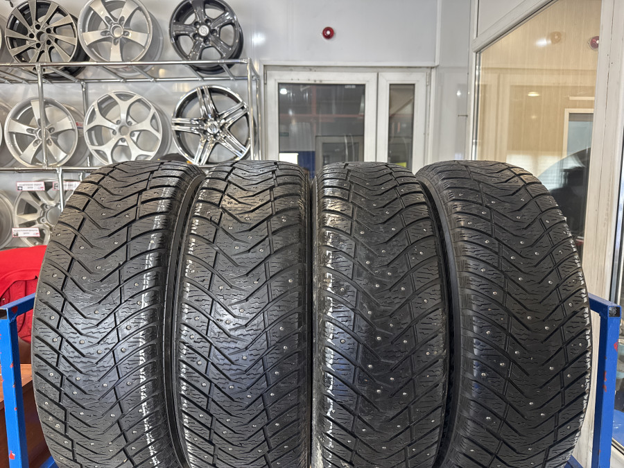 Шина Б/У 235/60 R18 Зима Шипы  Yokohama Ice Guard IG-65 Кат. 3