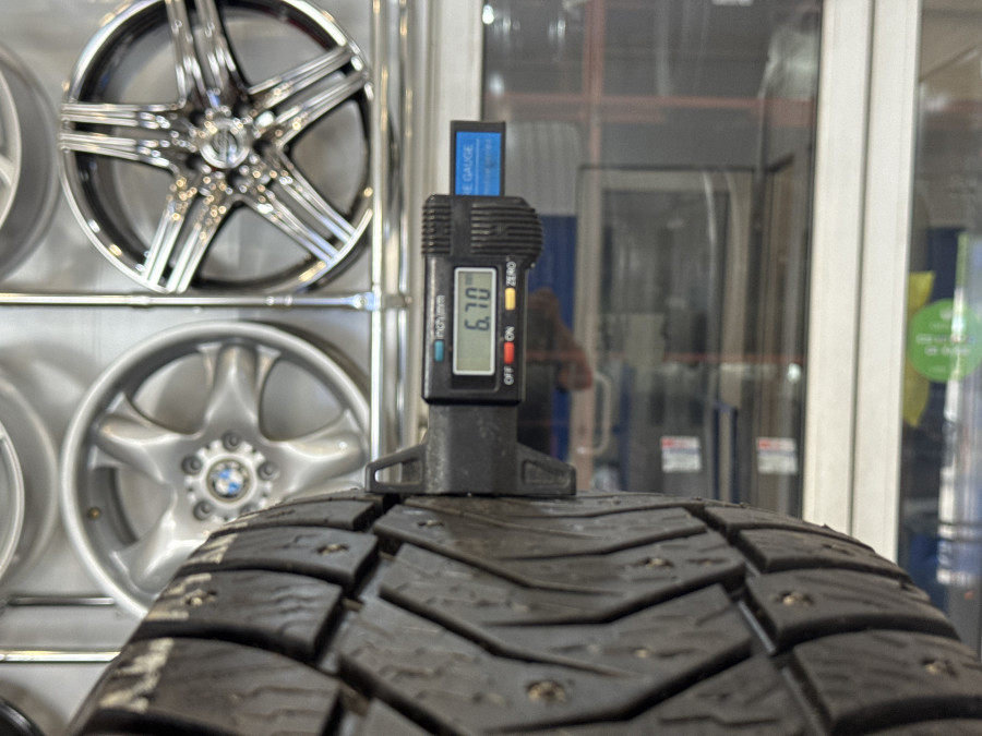 Шина Б/У 235/60 R18 Зима Шипы  Yokohama Ice Guard IG-65 Кат. 3