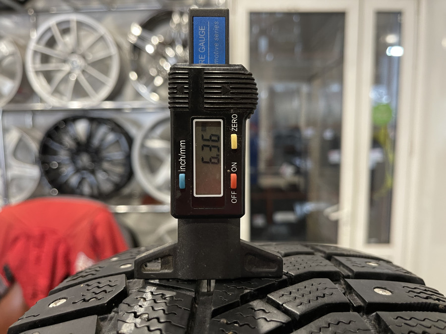 Шина Б/У 195/65 R15 Зима Шипы  Viatti Brina Nordico V-522 Кат. 5