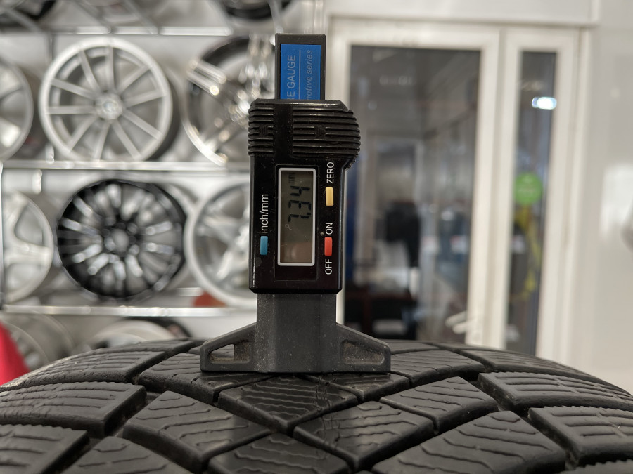 Шина Б/У 245/40 R18 Зима Pirelli Ice Zero FR Кат. 3