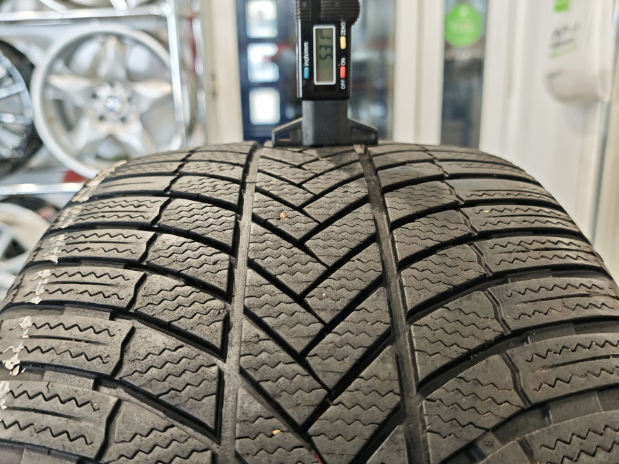 Шина Б/У 255/40 R18 Зима Bridgestone Blizzak LM-005 Кат. 4