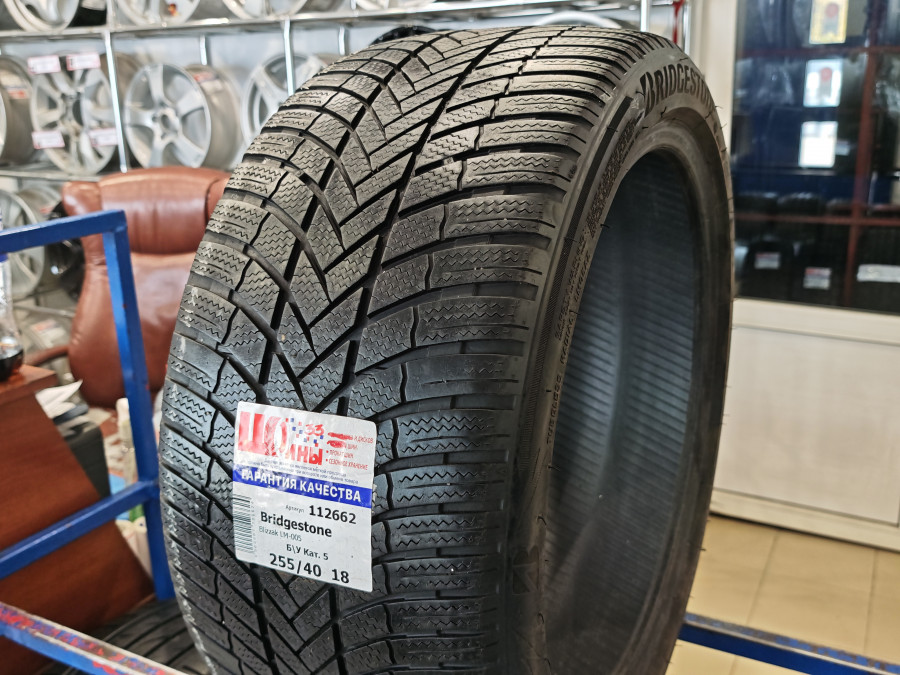 Шина Б/У 255/40 R18 Зима Bridgestone Blizzak LM-005 Кат. 5
