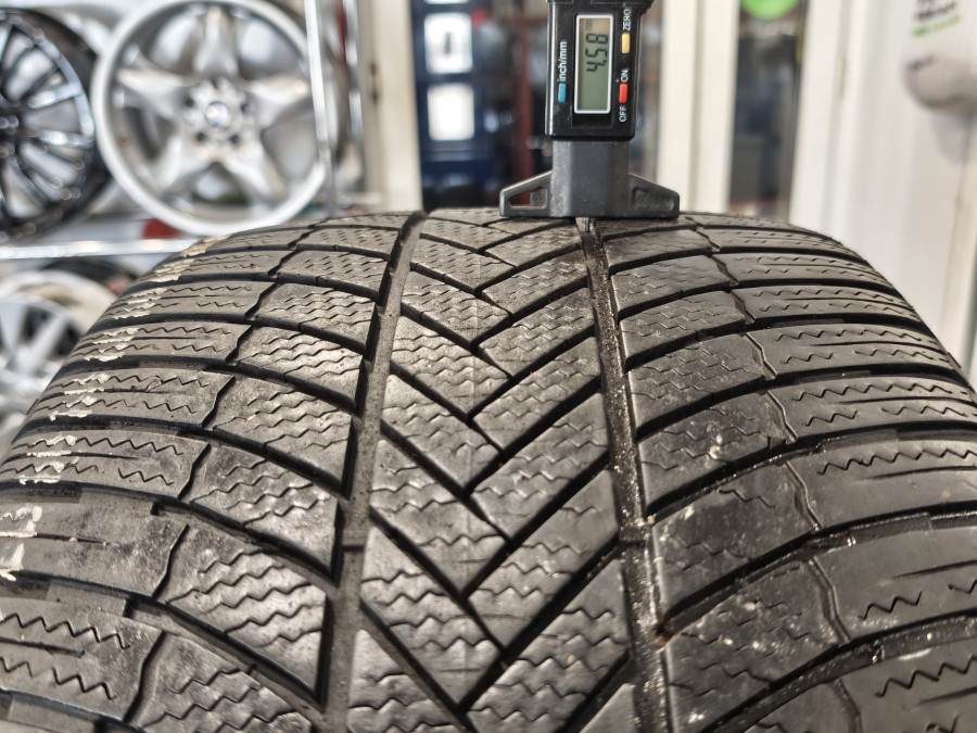 Шина Б/У 255/40 R18 Зима Bridgestone Blizzak LM-005 Кат. 5