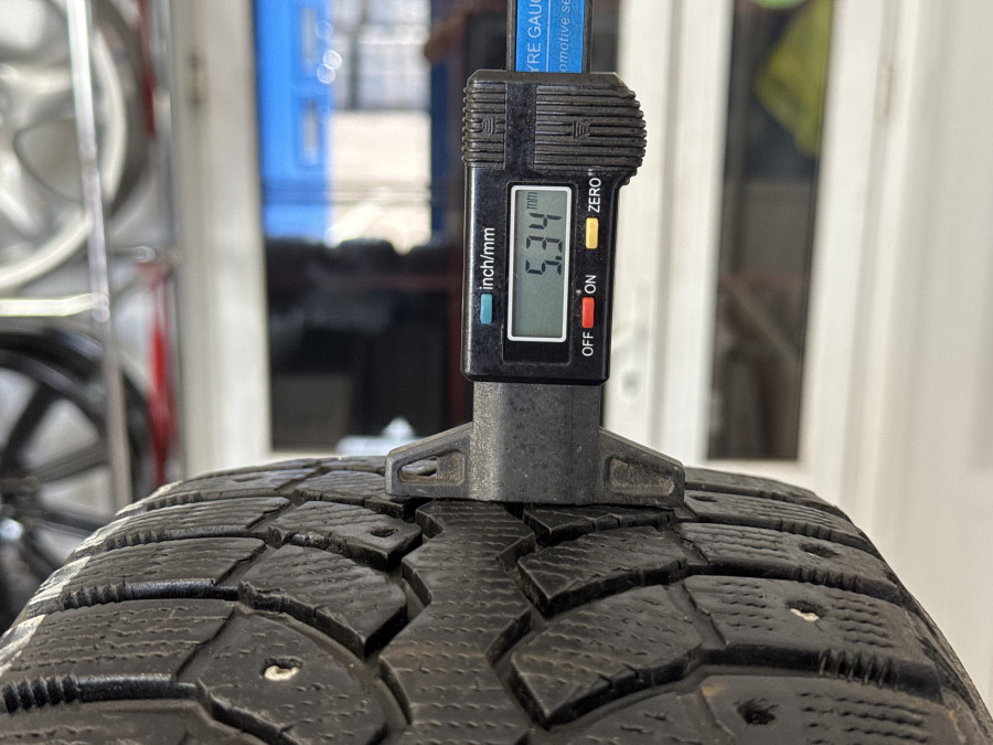 Шина Б/У 185/60 R15 Зима Шипы  Bridgestone Blizzak Spike-01 Кат. 5