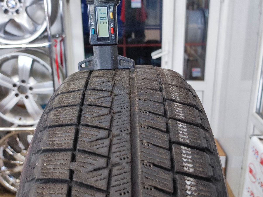 Шина Б/У 155/65 R13 Зима Bridgestone Blizzak REVO-GZ Кат. 5
