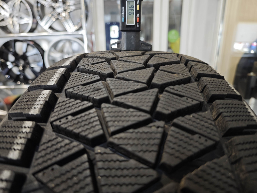 Шина Б/У 245/45 R20 Зима Bridgestone Blizzak DM-V2 Кат. 2