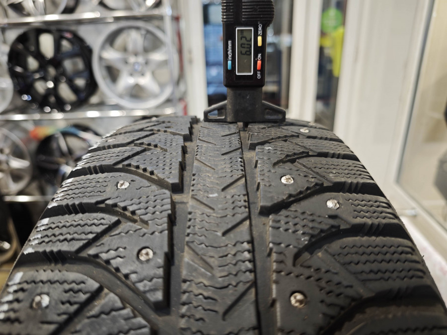 Шина Б/У 195/55 R16 Зима Шипы  Bridgestone Ice Cruiser 7000S Кат. 3