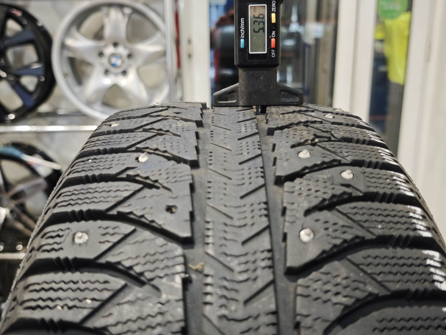 Шина Б/У 195/55 R16 Зима Шипы  Bridgestone Ice Cruiser 7000S Кат. 4