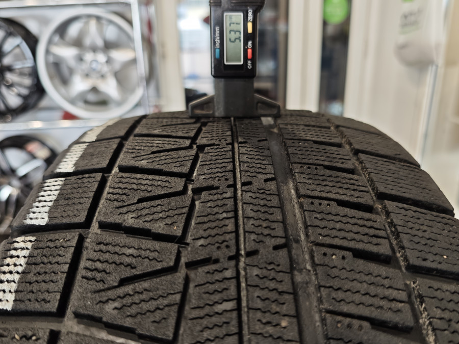 Шина Б/У 225/55 R17 Зима Bridgestone Blizzak RFT RSC Кат. 4