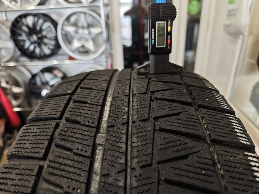 Шина Б/У 225/55 R17 Зима Bridgestone Blizzak RFT RSC Кат. 5