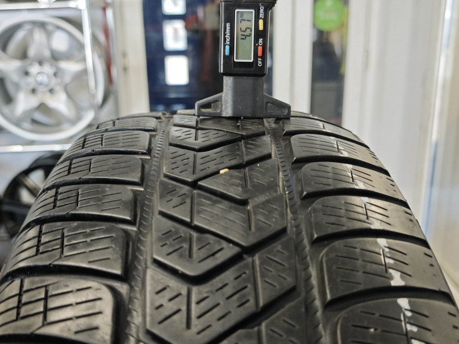 Шина Б/У 215/70 R16 Зима Pirelli Scorpion Winter Кат. 4