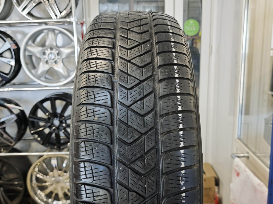 Шина Б/У 215/70 R16 Зима Pirelli Scorpion Winter Кат. 4