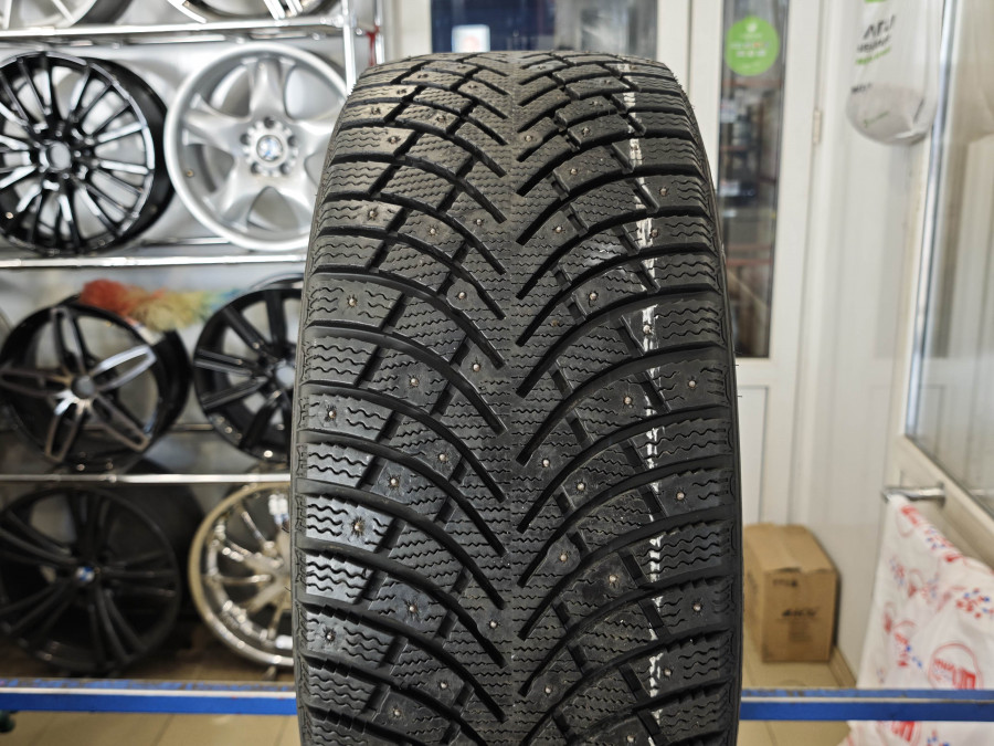 Шина Б/У 235/45 R18 Зима Шипы  Fortune FSR-901 Кат. 2
