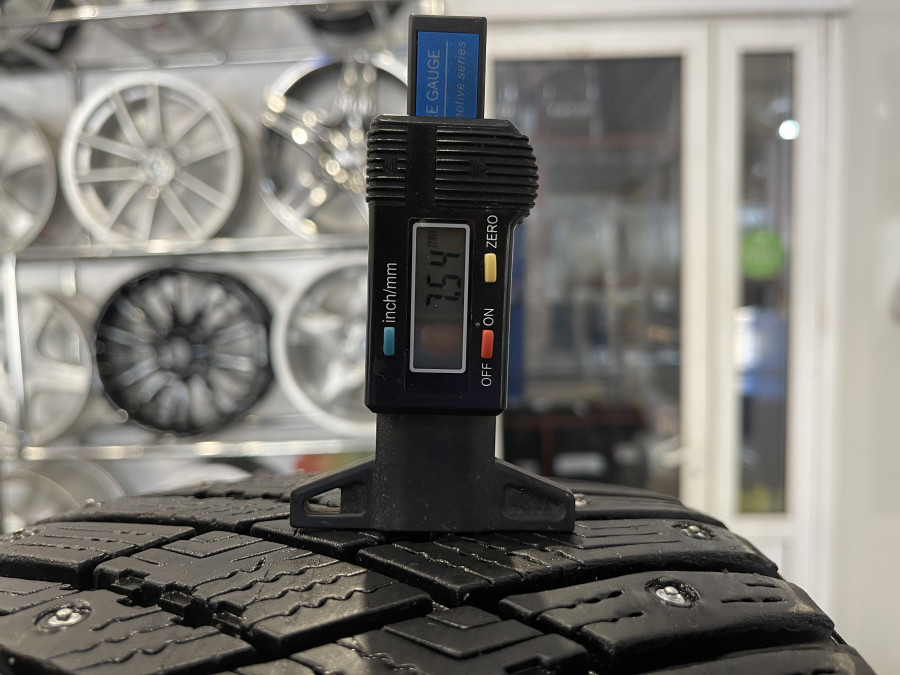 Шина Б/У 205/50 R17 Зима Шипы  Goodyear Ultragrip Ice Arctic Кат. 3