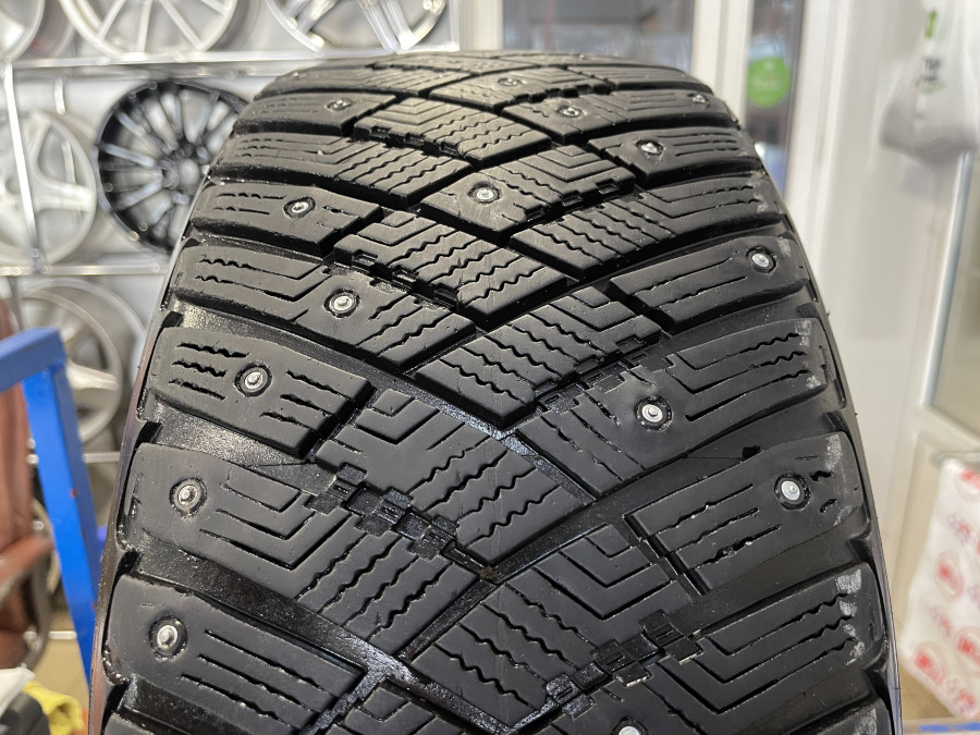 Шина Б/У 205/50 R17 Зима Шипы  Goodyear Ultragrip Ice Arctic Кат. 3