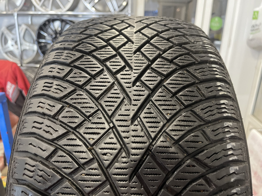 Шина Б/У 245/40 R19 Зима NOKIAN HKPL R5 Кат. 3