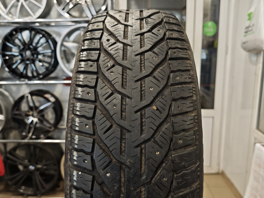 Шина Б/У 215/60 R16 Зима Шипы  Tigar Ice/Ice Кат. 4