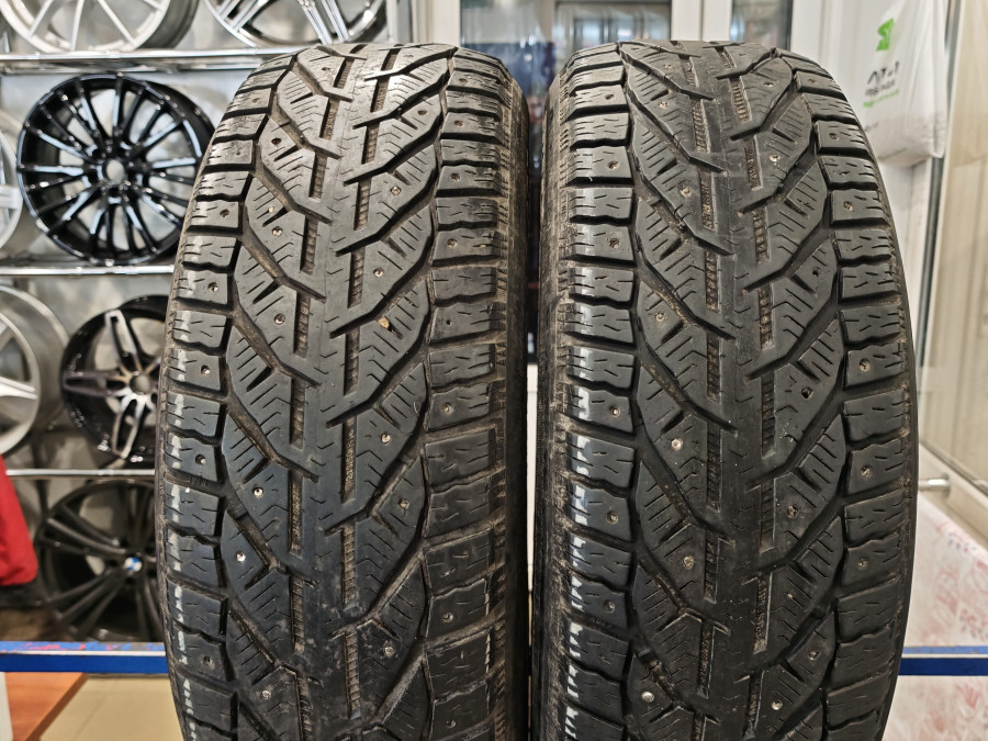 Шина Б/У 215/60 R16 Зима Шипы  Tigar Ice/Ice Кат. 4