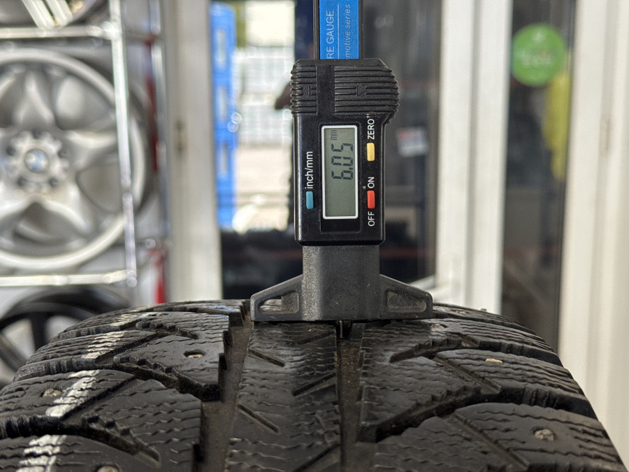 Шина Б/У 195/65 R15 Зима Шипы  BRIDGESTONE IC-7000 Кат. 3