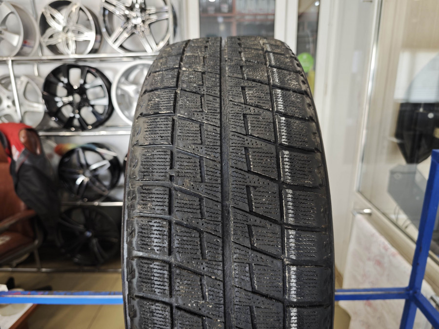 Б/У 215/60 R17 Зима BRIDGESTONE Blizzak REVO-2 Кат. 4