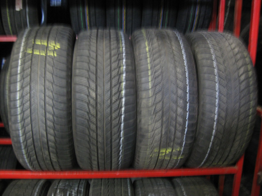 Шина Б/У 225/50 R17 Зима BRIDGESTONE Blizzak LM-001 Кат. 3